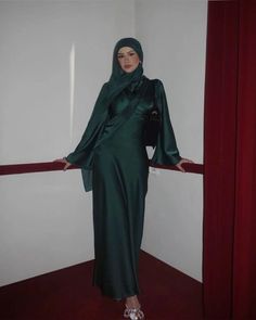 University Graduation Outfit For Women, Hijabi Graduation Outfits, Hijabi Graduation, Muslim Fashion Dress Simple, University Graduation Outfit, Hijab Graduation, Graduation Outfits For Women, Overshirt Women, Hijabi Dresses