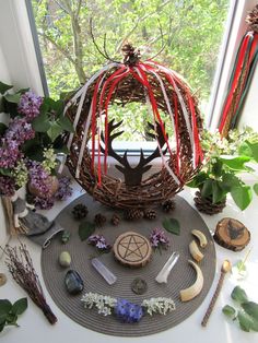 Beltane Altar Ideas, Witchy Practices, Beltane Altar, Wiccan Sabbats, Witch Altar, Altar Ideas, Witchcraft Magic, Green Witchcraft, Witches Altar