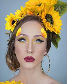 Quase a Carmem Miranda dos girassóis  Tem vídeo da make  diy da tiara no canal Make Sunflowers, Diy Fairy Wings, Costume Carnaval, Carmen Miranda, Makeup Stuff, Diy Fairy, Fairy Wings, Tiara, Halloween Party