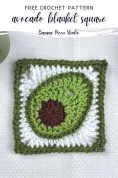 Crochet granny square with an avocado in the center on a white surface with a green bottle. A panel with text reads: Avocado blanket square free crochet pattern. Banana Moon Studio. Crochet Daisy, Beginner Crochet Projects, Crochet Granny Square, Granny Squares Pattern, Fun Crochet Projects, Granny Square Crochet Pattern