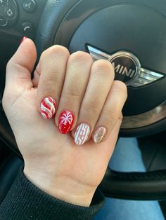 Easy Nail Designs Christmas, Oval Nails Christmas, Gel X Christmas Nails, Round Christmas Nails, Christmas Gel Nails Simple, Christmas Nails Dip, Elegant Christmas Nail Designs, Winter Nail Art Designs, Christmas Nail Design