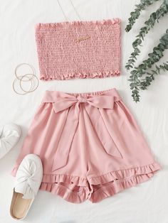 Top tubo fruncido con shorts con cinturón | ROMWE Trendy Dress Outfits, Shein Outfits, Crop Top Outfits, Cute Comfy Outfits, Fashion Design Clothes