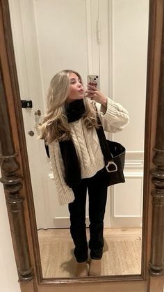 😻😻😻 Europe Winter Fashion, Portugal Fits, Australian Winter Fashion, Outfits Los Angeles, Aesthetic Overalls Outfit, Ireland Fashion, Sixth Form, University Outfit, Aesthetic Photoshoot