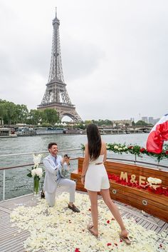 Proposal Ideas Simple Paris Marriage Proposal, Paris Proposal Night, Proposal At Night, Engagement Set Up Ideas, Surprise Proposal Pictures, Paris Proposal, Paris Engagement Photos, Creative Proposals, Proposal Pictures