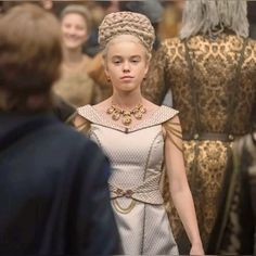 game of thrones season 3 episode 2 recaping the queen's dress