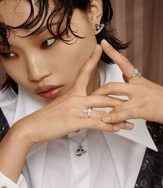 The Feodora ring in platinum-plated silver takes the shape of our classic orb motif, reflecting Vivienne's vision of propelling tradition into the future. The piece features white crystal details in a prong setting, complete with a glass pearl detail at the centre, an essential element of the house's iconography. Saturn Ring, Lux Jewelry, Gemstone Diamond Ring, Cross Top, The Vivienne, Back Jewelry, Purple Crystal, Into The Future, Bespoke Jewellery