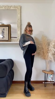 Edgy Pregnant Outfits, Doc Martens Maternity Outfit, Pregnant Edgy Outfits, Maternity Outfit Inspo Winter, Birth Hospital Outfit, Maternity Rock Concert Outfit, Maternity Outfits Street Styles, Pregnant Grunge Outfits, 9 Months Pregnant Outfits Winter