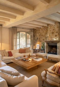 En el salón destaca una gran chimenea que se trajo de un castillo francés y se adaptal hueco existenteA su ladoun mueble de hierro para la... Kitchen Home Design, Casa Country, Home Design Inspiration, Decor Wallpaper, Dream House Decor, Ideas Home, Garden Home, Kitchen Home