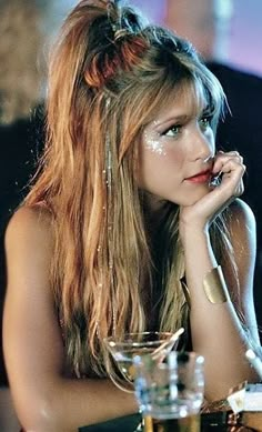 Iconic Hairstyles Inspiration, 2000s Hairstyles Bangs, Hair Styles 2000, 2000s Bangs, Jennifer Aniston Hair 90s, Jennifer Aniston Bangs, Word Costumes, Jennifer Aniston Makeup, 00s Hairstyles