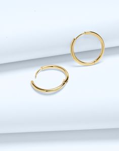 Crafted from 14k gold over sterling silver, our Demi-Fine pieces are future keepsakes meant to be layered and worn every single day (think of them as your jewelry BFFs). These medium huggie hoop earrings are perfect for wearing with anything and everything.Please note: If the closure doesn't clasp properly, carefully bend the post back into place. The function can be recovered if the post is slightly bent up a bit.23 1/2 mm x 24 1/2 mm.100% recycled sterling silver.Do Well: made using recycled f Madewell Jewelry Earrings, Gold Stackable Earrings For Gift, Classic Stackable Hoop Huggie Earrings, Classic Round Stackable Hoop Earrings, Gold Stackable Hoop Earrings As Gift, Elegant Gold Stackable Hoop Earrings, Gold Stackable Huggie Earrings For Everyday, Everyday Gold Stackable Huggie Earrings, Dainty Yellow Gold Stackable Hoop Earrings