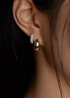 Diamond huggies are an essential piece in any jewelry collection. Synonymous with Kinn and our ethos, this bold pair is a reinvention of the classic pavé huggie. 14k solid gold—always Weight: 0.9g per earring Width: 3.5mm Inner diameter: 9.5mm Total diameter: 12.5mm Total carat weight: 0.59ctw Diamond cut: Round Diamond color: G/H Diamond clarity: SI Secure snap hinge closure Gold Earrings Bridesmaid, Studs Diamond Earrings, Classic Jewelry Aesthetic, Earrings Gold Diamond, Gold Elegant Earrings, Classic Gold Earrings, Kylie Jenner Earrings, Gold Earrings For Wedding, Heirloom Earrings