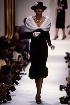 Runway Fashion Chanel, Vintage Runway Fashion, Small Waist Workout, High Fashion Runway, Turtle Neck Long Sleeve, Long Sleeve Sweaters, 90s Runway Fashion, Runway Outfits