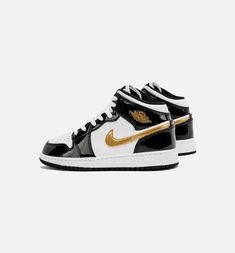 This iteration pays homage to the original 2003 design, boasting Black, Metallic Gold, and White tones. The shoe flaunts a White leather upper complemented by Black patent leather overlays. Notably, Gold accents grace the Swoosh logos, Wings, and tongues. A White midsole and Black rubber outsole round off the aesthetic. Tenis Nike Jordan, Best Shoes For Women, White And Gold Sneakers, Air Jordan 1 Retro Mid, Black And Gold Shoes, Jordan Gold, Nike Tenis, Jordan 1 Retro Mid, Shoe Organization