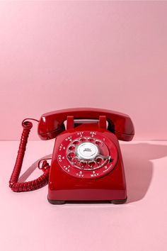 A striking red vintage rotary phone called The Ariel, serving as an audio guestbook for capturing special messages at events such as weddings, baby showers, and birthdays. Red Vintage Phone, Red Rotary Phone, Old Fashioned Phone, Old Telephone, Music Jam, Audio Guest Book, Telephone Vintage, Creative Inventions, Wishlist 2024