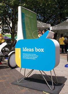 there is a sign that says ideas box on it