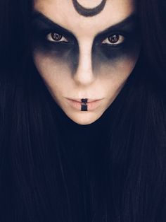 Black And Silver Witch Makeup, Witch Makeup Looks Halloween, Grey Witch Makeup, Rogue Makeup Dnd, Witch Makeup Creepy, Hecate Makeup Ideas, Black Neck Makeup, Witchy Aesthetic Makeup, Satanic Witch Makeup