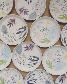 many plates with different designs on them are lined up together in the same pattern and color