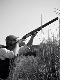 Pheasants shooting hunting Funny Hunting Pics, Game Shooting, Skeet Shooting, Upland Hunting, Quail Hunting, Deer Hunting Tips, Black And White Instagram, Hunting Humor, Pheasant Hunting