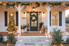 Christmas Decor At Home Exterior Christmas Decorations, Day After Halloween, Christmas Table Decorations Diy, White Exterior Houses, Southern Christmas