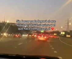 a car driving down a street at night with the words written in spanish above it