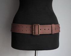 This belt is an item from the '90s. It is made of muted dark brown thick leather. It has a side ring. It fastens with rectangular brass buckle with double needle. The tip of the belt can be secured with a brass pin. Size EUR 92 / US 36 It is adjustable, 5 holes. Fits waist or low waist from 87cm / 34.2" at the first hole to 97cm / 38.2" at the last hole. Width 5.2 cm / 2.05" The belt is in good condition, it shows few wear marks, nothing major. Similar items https://www.etsy.com/shop/ForgottenSp Thick Brown Belt, Vintage Rectangular Leather Belt Buckles, Vintage Leather Belt Rectangular Shape, Rectangular Antique Brown Belt Buckles, Brown Belt With Brass Hardware For Everyday, Brown Rectangular Belt For Everyday Use, Vintage Belts With Rectangular Antique Buckle, Vintage Belt With Antique Buckle, Close Pin