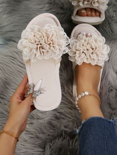 Bege Elegante Collar   Simples Pantufas de quarto Embellished Bling Slides, Novelty Slippers, Plain Bedroom, Easy Crochet Slippers, Floral Slippers, Crochet Slipper Pattern, Rose Shoes, Bedroom Slippers, Open Toe Slippers