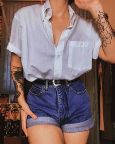 Jeans And White Shirt Outfit, Blue Jeans And White Shirt, Corset Crochet, Jeans And White Shirt, White Shirt Outfit, Look 80s, Marvel Dr, Wrong Number, Looks Black