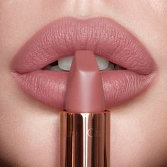 Makeup Bibir, Pink Matte Lipstick, Make Up Kits, Nude Pink Lipstick, Lipstick Tattoos, Permanente Make-up, Pillow Talk Lipstick, Charlotte Tilbury Matte Revolution, Alat Makeup