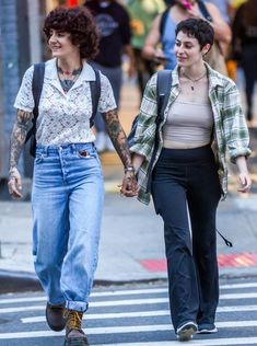 2023 Lesbian Style, Vintage Lesbian Style, Butch4butch Art, Artsy Lesbian Outfit, Queer Street Style, 80s Lesbian Fashion, Summer Enby Outfits, Butch4butch Aesthetic, Summer Nonbinary Outfits