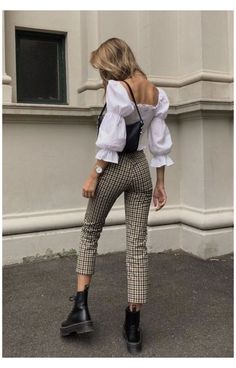 Winter Fashion Outfits Dressy Classy, Winter Fashion Outfits Dressy, Choker Outfit, Stile Blair Waldorf, Dr Martens Outfit, Adrette Outfits, Fest Outfits, Shoes Comfy, Fashion Belts