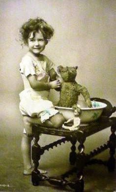 Paper Dolls Vintage, Children's Games, Old Teddy Bears, Vintage Children Photos, Dolls Vintage, Bear Photos, Luge, Vintage Teddy Bears