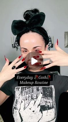 Vampire Makeup Looks Tutorial, Simple Halloween Eyeshadow Looks, Latina Goth Makeup Tutorial, Elder Goth Makeup, Goth Makeup Looks Easy, Goth Eye Makeup Tutorial, Victorian Makeup Gothic, Easy Gothic Makeup, Goth Smokey Eye