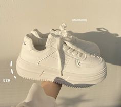 White Shoes Aesthetic, Stylish Shoes Heels, Elegant Shoes Heels, Casual Shoes Women Sneakers, Korean Shoes, Pretty Sneakers, Colorful Sneakers, Preppy Shoes