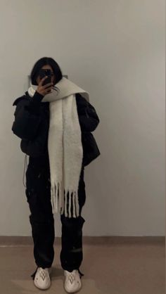 Oversized Scarf Outfit, Winter Outfits Puffer Jacket, Old Money Aesthetic Fall, White Scarf Outfit, Big Scarf Outfit, Outfits With Scarf, Stylizacje Kylie Jenner, Scarf Outfit Fall, Outfit Nero