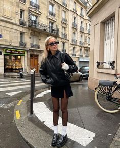 00s Mode, Biker Shorts Outfit, Autumn Fits, Paris Mode, Leather Jacket Outfits, Miniskirt Outfits, Paris Outfits, Looks Street Style, Blair Waldorf