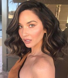 Curly Lob, Hair With Highlights, Dark Hair With Highlights, Lob Hairstyle, Lob Haircut, Dark Brown Hair Color, Classic Hairstyles, Olivia Munn