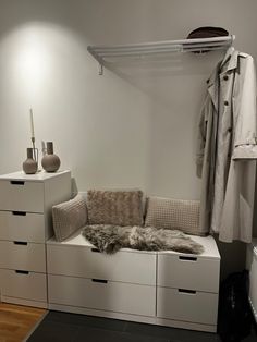 Liten hall med mycket förvaring. Här har jag använt förvaringsmöbeln Nordli från Ikea med två låga avsatser och en hög bredvid. Jag har inrett de låga avsatserna med kuddar och fuskpläd för att bjuda in till att sitta på byrån. Ovanför har jag satt upp hatthylla från essen design.  Allt i vitt. Inredningen i beiga färger. Nordli Hallway, Nordli Hall, Ikea Hallway Ideas, Comfy Bedroom, Apartment Balcony Decorating