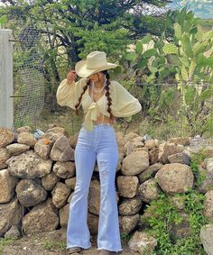 Simple Rodeo Outfits For Women, Vaquera Outfit Mexican Women, Ranchero Outfits Women, Fiesta Aesthetic, Vaquera Outfit Mexican, Cowboy Outfits For Women, Western Girl Outfits, Cowgirl Style Outfits, Country Style Outfits