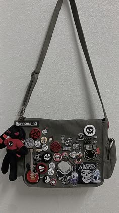 Bag Patches Ideas, Alt Messenger Bag, Emo Messenger Bag, Grunge Stuff To Buy, Punk Messenger Bag, Messenger Bag Ideas, Grunge Bags For School, Pin Bag Aesthetic