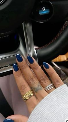 Gel Navy Blue Nails, Oval Nail Inspo Winter, Long Nails Vs Short Nails, Acrylic Nail Navy Blue, Short Nails Ideas Navy Blue, Simple Nails Painted, Navy Short Almond Nails, December Nails Oval, Bright Navy Blue Nails