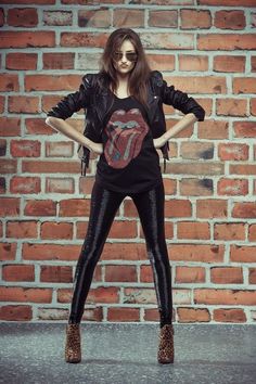 chica con manos a la cintura Look Rock Chic, Girls Night Out Outfits, Rocker Girl, Fashion 80s, Look Rock, Rock Outfit, Style Rock