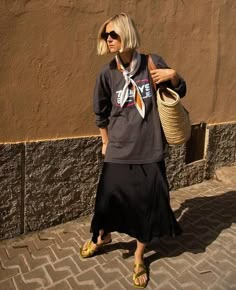 Scarf Street Style, Linda Tol, Red Long Skirt, Black Skirt Outfits, Aesthetic Street, Quoi Porter, Inspiration Aesthetic, Outfit Formulas, Outfits 2023