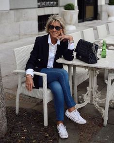 Stile sportivo dopo gli anta: consigli di look – Con cosa lo metto? Madurai, Casual Chique Stijl, Stil Inspiration, Modieuze Outfits, 가을 패션