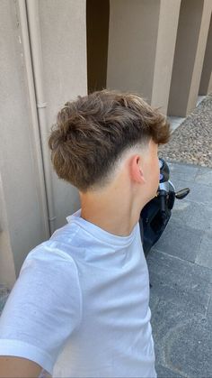 Low Drop Fade Short Hair, White Boy Haircuts Straight Hair, Mid Fade Short Hair, Mid Fade Fringe, Midfade Hairstyle Men, Buzz Cut Mid Fade, Mid Fade Curly Hair, Mid Fade En V, Mid Fade Haircut Men