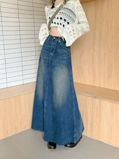 Cute Blue Outfits Aesthetic, Long Blue Skirt Outfit, Denim Day Outfits, Long Jean Dress, Blue Clothes Aesthetic, Jean Skirt Style, Long Jean Skirt Outfits, Type Of Jeans