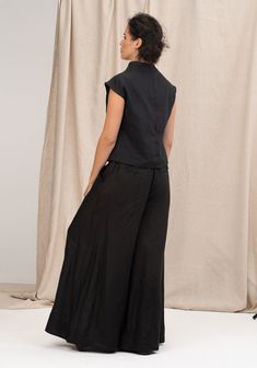 Inspire them all in the Linen palazzo pants women. These tall Black wide leg linen pants women feature a mid waisted construction with button and zipper closure, a backside elastic waistband. Black wide leg linen pants women have two side pockets and two backside pockets. Perfect for work and daily life. Mid rise with a Linen palazzo pants women, you'll be at your highest comfort level without compromising style. Wear these mid waisted pants women with a flowy crop, a casual top or our Linen blo Black Wide Leg Linen Pants, Capsule Wardrobe Plus Size, Wardrobe Plus Size, Women Linen Clothing, Linen Palazzo Pants, Mid Waist Pants, Linen Clothing, Clothing Black, Wide Leg Linen Pants