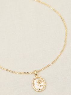 The perfect accessory to elevate any ensemble, this necklace exudes timeless beauty and refined sophistication. This elegant gold necklace features a captivating oval charm adorned with a delicate gold flower. Simple Gold Jewelry, Elegant Gold Necklace, Football Dress, Flower Charm Necklace, Dainty Gold Necklace, Gold Necklace Women, Accessories Jewelry Necklace, A Necklace, Gold Flower