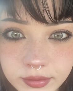 Inner Highlight Eye, Early 2000s Eyeliner, Subtle Alternative Makeup, No Eyelash Makeup Look, Makeup With Hazel Eyes, Fem Masc Makeup, Goth Makeup Natural, Grungy Makeup Look Aesthetic, Black Makeup Looks Simple