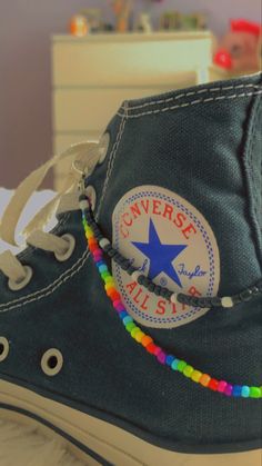 Converse Beaded Laces, Shoe Straps Diy Ideas, Shoe Strap Beads Converse, Decorated Converse Beads, Converse Bead Ideas, Shoe Strap Beads, Shoe Lace Bead Ideas, Converse Decoration Ideas, Converse Bracelet