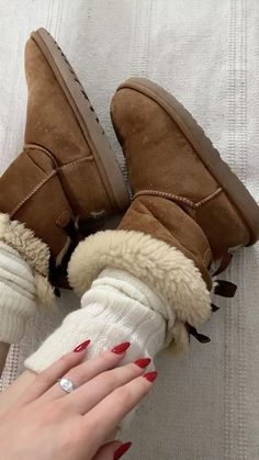 Ugg Boots Outfit Winter Aesthetic, Mini Bailey Bow Uggs Outfit, Ugg Boots Aesthetic, Chocolate Uggs Outfit, Bailey Bow Uggs Outfit, Outfits With Ugg Slippers, Ugg Boots Outfit, Bailey Bow Uggs